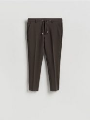 Spodnie chino slim - brązowy. Brązowe spodnie materiałowe męskie Reserved, bez wzorów, z dzianiny. Za 129.99 zł.