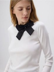 Sweter z ozdobną kokardą - kremowy. Białe swetry klasyczne damskie Reserved, l, z dzianiny, bez kołnierzyka. W wyprzedaży za 59.99 zł.