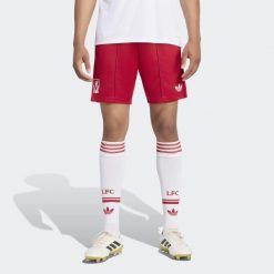 Spodenki wyjazdowe Liverpool FC 26/27. Białe szorty męskie Adidas, z materiału, bez kołnierzyka. Za 199.00 zł.