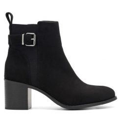 Botki Clara Barson. Czarne botki damskie Clara Barson, bez obcasa, na słupku, bez zapięcia. Za 149.99 zł.