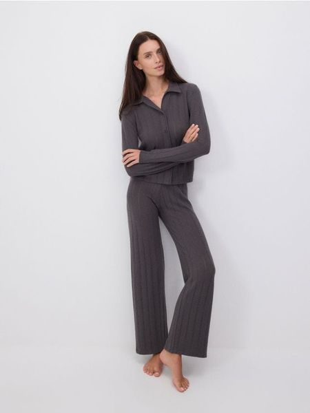 Dwuczęściowa piżama z dodatkiem wiskozy - szary. Szare piżamy damskie Reserved, l, bez wzorów, z dzianiny, bez ramiączek. W wyprzedaży za 79.99 zł.