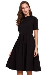 Elegancka rozkloszowana sukienka z wywiniętą stójką czarna. Czarne sukienki damskie Sukienki.shop, do pracy, m, bez wzorów, biznesowe, bez kołnierzyka, bez ramiączek, rozkloszowane. Za 339.00 zł.