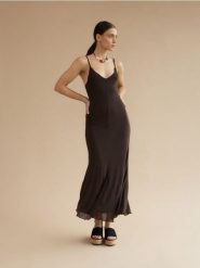 Sukienka maxi na ramiączkach - ciemnobrązowy. Brązowe sukienki damskie Reserved, l, bez wzorów, z dzianiny, bez kołnierzyka, bez ramiączek, maxi, dopasowane. Za 139.99 zł.