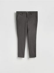 Spodnie slim z wiskozą - ciemnobrązowy. Brązowe spodnie materiałowe męskie Reserved, bez wzorów, z tkaniny. Za 149.99 zł.