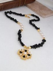 L'Atelier de Gaia Pozłacany naszyjnik z elementami ozdobnymi - dł. 47 cm rozmiar: onesize. Czarne naszyjniki damskie L'Atelier de Gaia, pozłacane. Za 86.99 zł.