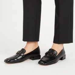 Półbuty damskie S.Barski, cholewka skóra naturalna licowa wsuwany fason metalowa ozdoba z przodu niski stabilny obcas zaokrąglono kwadratowy nosek kl. Czarne półbuty damskie S.BARSKI, z aplikacjami, ze skóry, klasyczne, bez obcasa, na obcasie. Za 389.00 zł.