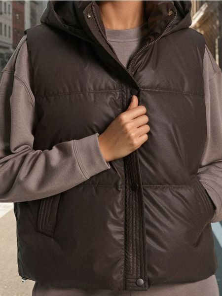 Kamizelka z kapturem - brązowy. Brązowe kamizelki damskie Sinsay, l. Za 79.99 zł.