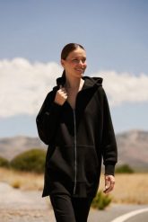 Bluza oversize z kapturem czarna. Czarne bluzy z kapturem damskie MOODO, m, z bawełny. W wyprzedaży za 84.99 zł.