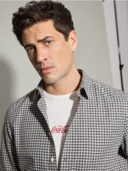 T-shirt slim z napisem Coca-Cola - złamana biel. T-shirty męskie Reserved, l, bez wzorów, z bawełny, bez kołnierzyka. Za 79.99 zł.