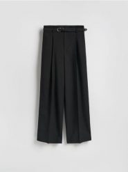 Spodnie z paskiem - czarny. Czarne spodnie materiałowe damskie Reserved, bez wzorów, z tkaniny. Za 119.99 zł.