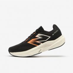 Buty do biegania męskie New Balance Fuelcell Propel V5. Czarne obuwie do biegania damskie New Balance. W wyprzedaży za 349.99 zł.
