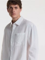 Bawełniana koszula comfort fit - biały. Białe koszule męskie Reserved, l, bez wzorów, z bawełny, bez kołnierzyka, bez ramiączek. W wyprzedaży za 65.99 zł.