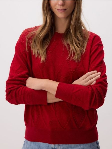 Sweter ze strukturalnym wzorem - czerwony. Czerwone swetry klasyczne damskie Reserved, l, z dzianiny, bez kołnierzyka. W wyprzedaży za 59.99 zł.