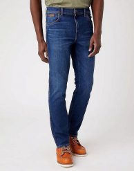 WRANGLER TEXAS SLIM MĘSKIE SPODNIE JEANSOWE BLUE NUN W12SU825I 112320083. Niebieskie spodnie materiałowe męskie Wrangler, bez wzorów, z jeansu. Za 239.99 zł.