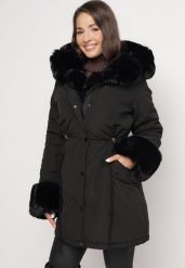 Czarna Kurtka Parka z Ozdobnym Futerkiem Ikhana. Czarne kurtki damskie Born2be, l, bez wzorów, z futra. Za 379.99 zł.