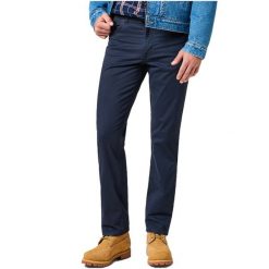 WRANGLER MĘSKIE SPODNIE MATERIAŁOWE TEXAS DARK NAVY 112356791 W121012239. Niebieskie spodnie materiałowe męskie Wrangler, bez wzorów, z materiału. Za 229.99 zł.
