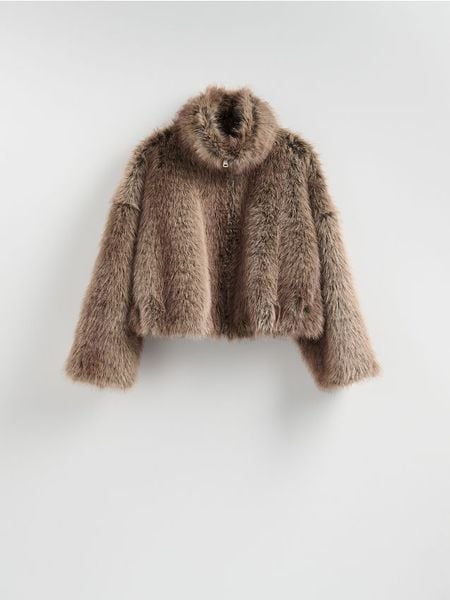 Kurtka z imitacji futra - brązowy. Brązowe kurtki damskie Reserved, l, bez wzorów, bez kaptura. W wyprzedaży za 219.99 zł.