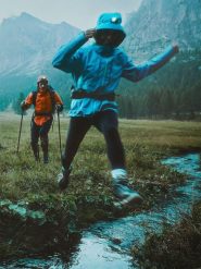 4F Kurtka trekkingowa przeciwdeszczowa membrana 20000+ damska - niebieska L. Niebieskie kurtki damskie 4f, l, bez wzorów, z materiału, bez kaptura. Za 799.99 zł.