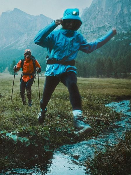 4F Kurtka trekkingowa przeciwdeszczowa membrana 20000+ damska - niebieska XS. Niebieskie kurtki damskie 4f, m, bez kaptura, primaloft. Za 799.99 zł.