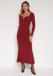 Bordowa Sukienka z Wiskozą Ozdobiona Metalową Klamrą Refira. Czerwone sukienki damskie Born2be, na co dzień, s, bez wzorów, z wiskozy, eleganckie, bez kołnierzyka, bez ramiączek, proste. Za 149.99 zł.