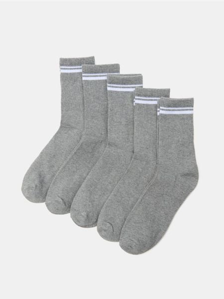 Prążkowane skarpetki 5 pack - szary. Szare skarpetki męskie Sinsay, bez wzorów, prążkowane. Za 19.99 zł.