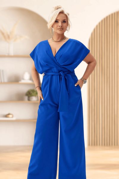 Elegancki szafirowy kombinezon Valentina PLUS SIZE XXL WIOSNA. Niebieskie kombinezony damskie Moda Size Plus Iwanek, na wiosnę, plus size, bez wzorów, z elastanu, eleganckie, bez kołnierzyka, plus size, bez ramiączek, krótkie. Za 399.90 zł.