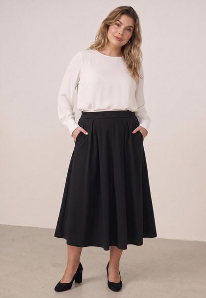 Czarna Rozkloszowana Spódnica z Wysokim Stanem Ismotis. Czarne spódniczki damskie Born2be, l, bez wzorów, z podwyższonym stanem, plus size, midi, dopasowane. Za 79.99 zł.