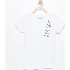 T-shirt z kieszonką - Biały. Białe koszulki dziewczęce Reserved, bez wzorów, bez ramiączek. Za 19.99 zł.