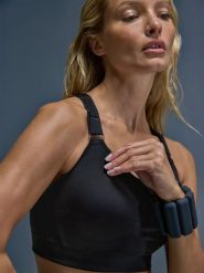4F Biustonosz treningowy z wysokim wsparciem - czarny L. Czarne biustonosze sportowe damskie 4f, bez wzorów, z materiału. Za 179.99 zł.