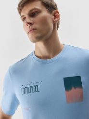 4F T-shirt z nadrukiem męski - niebieski M. Niebieskie t-shirty męskie 4f, m, z aplikacjami, z bawełny, bez kołnierzyka. W wyprzedaży za 39.99 zł.