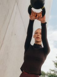 4F Bluza treningowa slim bez kaptura damska - brązowa L. Brązowe bluzy sportowe damskie 4f, l, bez wzorów, bez ramiączek, bez kaptura. Za 199.99 zł.