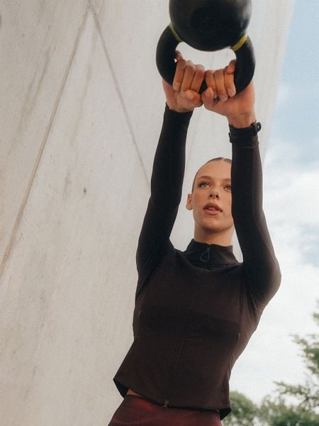 4F Bluza treningowa slim bez kaptura damska - brązowa M. Brązowe bluzy sportowe damskie 4f, m, bez wzorów, bez ramiączek, bez kaptura. Za 199.99 zł.