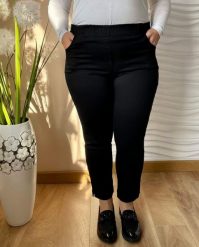 Czarne spodnie jeansowe Julia z wysokim stanem 7/8 PLUS SIZE XXL. Czarne spodnie materiałowe damskie Nasi partnerzy, bez wzorów, z bawełny, biznesowe, z podwyższonym stanem, plus size. Za 199.90 zł.