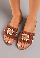 Brązowe Płaskie Klapki w Stylu Boho Ozdobione Nitami Yarpena. Brązowe klapki damskie Born2be, z aplikacjami, bez obcasa, na płaskiej podeszwie. Za 39.99 zł.