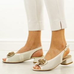 Beżowe perła skórzane Polskie sandały damskie Deoni D501A. Brązowe sandały damskie Deoni, bez wzorów, ze skóry, bez obcasa, na obcasie. Za 449.00 zł.