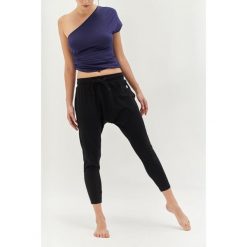 Spodnie do jogi Moonholi Cosmic Cropped Track Pants z obniżonym krokiem. Czarne spodnie dresowe damskie MOONHOLI, l, bez wzorów. Za 369.00 zł.