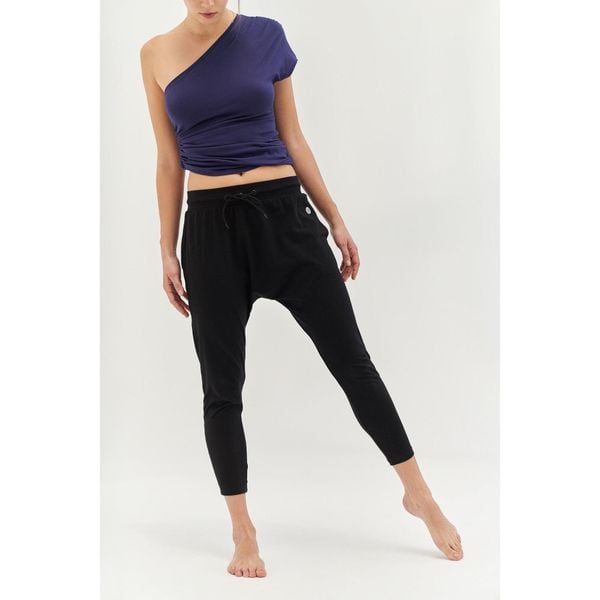 Spodnie do jogi Moonholi Cosmic Cropped Track Pants z obniżonym krokiem. Czarne spodnie dresowe damskie MOONHOLI, bez wzorów, sportowe, z obniżonym stanem. Za 369.00 zł.