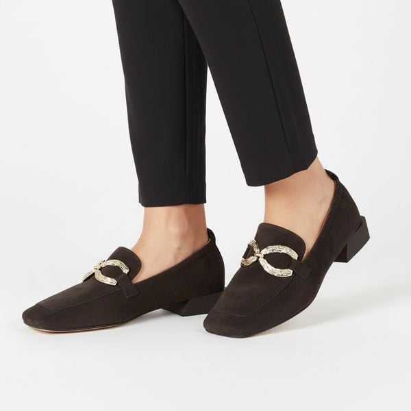 Półbuty damskie S.Barski, cholewka skóra naturalna wsuwany fason metalowa ozdoba na przodzie niski obcas kwadratowy nosek klasyczna linia minimalisty. Brązowe półbuty damskie S.BARSKI, z aplikacjami, ze skóry, klasyczne, bez obcasa, na obcasie. Za 389.00 zł.