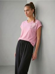 Koszulka z wiskozą z krótkim rękawem i nadrukiem kwiatowym - różowy. Czerwone t-shirty damskie Sinsay, l, bez wzorów, z wiskozy, bez kołnierzyka. Za 29.99 zł.