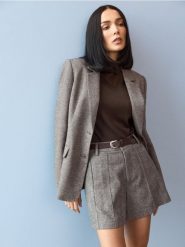 Eleganckie szorty z przeszytym kantem i paskiem - beżowy. Brązowe szorty damskie Sinsay, bez wzorów, eleganckie. Za 49.99 zł.