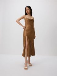 Satynowa sukienka midi - brązowy. Brązowe sukienki damskie Reserved, l, bez wzorów, z satyny, bez kołnierzyka, bez ramiączek, midi, rozkloszowane. Za 179.99 zł.