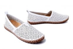 RIEKER M2851-80 white, półbuty damskie. Białe półbuty damskie Rieker, w ażurowe wzory, bez obcasa. Za 319.90 zł.
