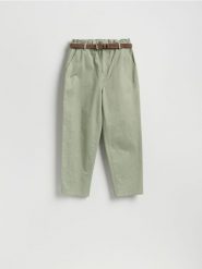 Spodnie chino z paskiem - jasnozielony. Zielone spodnie materiałowe damskie Reserved, bez wzorów, z bawełny, klasyczne. Za 119.99 zł.