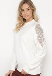 Biały Sweter z Cyrkoniami Perłami i Cekinami Nevalitha. Białe swetry klasyczne damskie Born2be, na zimę, bez kołnierzyka. Za 129.99 zł.