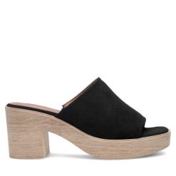 Klapki Clara Barson. Czarne klapki damskie Clara Barson, bez wzorów, bez obcasa. Za 59.99 zł.