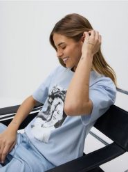 T-shirt Marilyn Monroe - jasnoniebieski. Niebieskie t-shirty damskie Reserved, l, bez wzorów, z bawełny, bez kołnierzyka. W wyprzedaży za 39.99 zł.