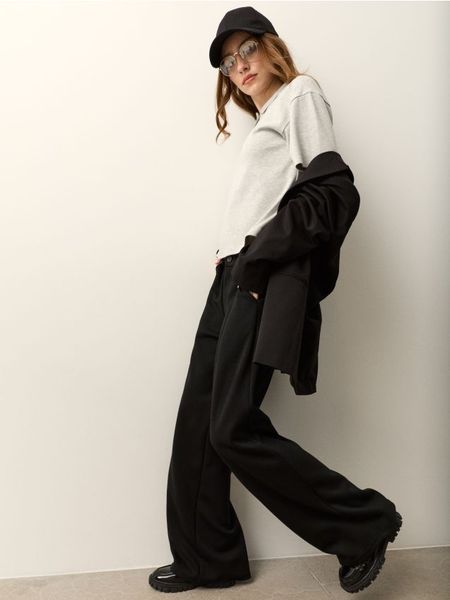 Eleganckie spodnie wide leg z domieszką wiskozy - czarny. Czarne spodnie materiałowe damskie Sinsay, bez wzorów, z wiskozy, eleganckie. Za 59.99 zł.