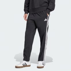 Spodnie Essentials 3-Stripes Stanford Open Hem. Białe spodnie sportowe męskie Adidas, z materiału. W wyprzedaży za 143.20 zł.
