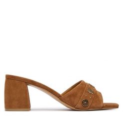 Klapki Guess. Brązowe klapki damskie Guess, z aplikacjami, bez obcasa. Za 589.99 zł.