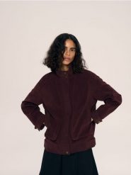 Kurtka z imitacji zamszu - burgundowy. Czerwone kurtki damskie Reserved, l, bez wzorów, bez kaptura. Za 299.99 zł.